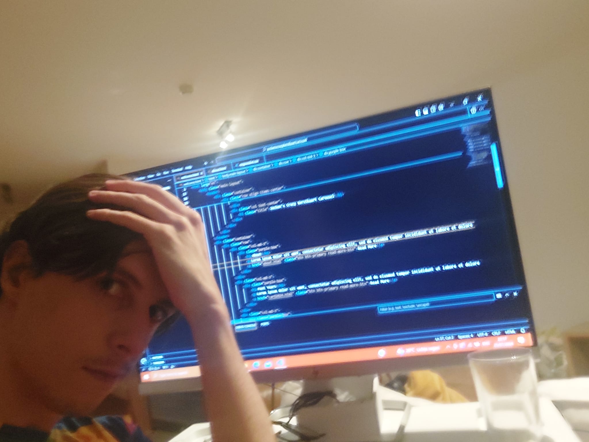 Picture of a computerscreen that has code written on it. Jochen looks slightly frustrated.